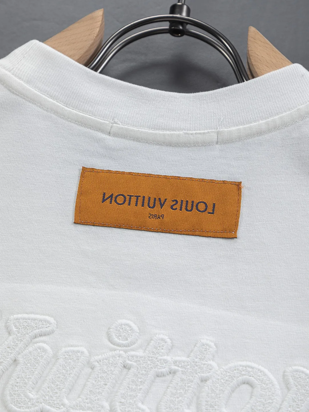 🅿️220 Louis Vuitton 1V LV slightly wide version S-XL LV 26ss new product counters are on the shelves at the same time. Multiple craftsmanship. Three-dimensional water-soluble cotton letters on the chest🪡 embroidery + water-soluble cotton large letters logo on the back🪡 embroidery. Round neck short-sleeved T-shirt, same style for men and women! Consigned to one-to-one creation. Synchronized with the official website, pure cotton fabrics at the counter! It is close to the skin and comfortable, durable and easy to wear. It has a classic and simple logo design and meticulous original craftsmanship. Short-sleeves, a must-have item for men, do not appear to be the same for the general public, but must be unique and eye-catching. This LV short-sleeve is all about quality, comfort, the same shape and fashion as always, including fabrics and cutting techniques. All of them have been made with great effort! 320 grams of washed pure cotton fabric, pure cotton is breathable, very refreshing and comfortable for daily wear. The rib knitting on the neckline is smooth and tight, and the neckline will not be skewed if you toss it at will. The loose version, you will find that it looks really good on the upper body. The overall is minimalist and neat, super versatile for daily use! Pair it casually with a pair of pants for a youthful look. A T-shirt will make your outfit crazy. It is a fashionable item that can never go wrong! Color: Black White Size: S-XL Size chart: S: Shoulder width 50-Bust 56-Length 70 M: Shoulder width 52-Bust 57-Length 72 L: Shoulder width 54-Bust 59-Length 74 XL: Shoulder width 56-Bust 62-Length 76